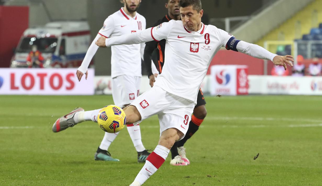 Penyerang Polandia, Robert Lewandowski melakukan tembakan ke gawang Belanda pada pertandingan UEFA Nations League di Silesian Stadium, Polandia, Rabu (18/11/2020). Tim asuhan Frank de Boer berada di posisi kedua Grup A1 dibawah Italia. (AP Photo/Czarek Sokolowski)
