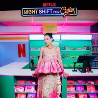 Aktris yang tengah menikmati masa kehamilannya itu tampil memukau dalam balutan busana serba pink yang manis dan playful, membuat penampilannya bak boneka Barbie versi modern. [@sheninacinnamon].