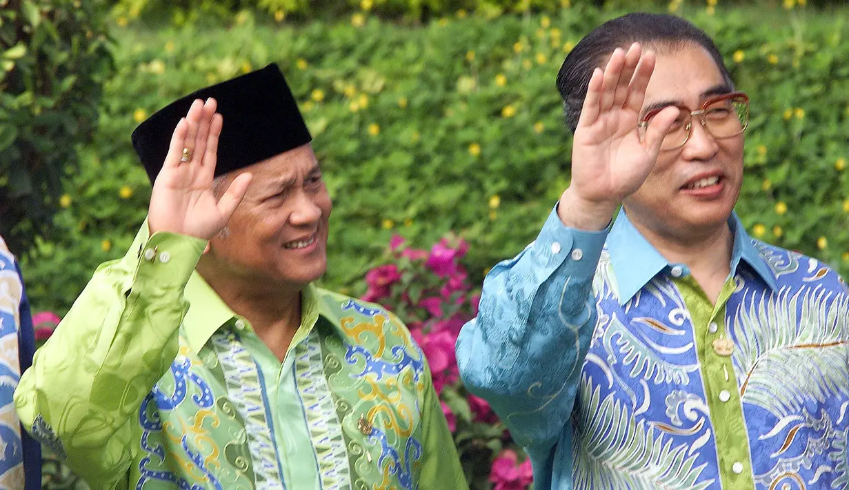 Presiden BJ Habibie (kiri) dan Perdana Menteri Jepang Keizo Obuchi melambaikan tangan pada pertemuan puncak para pemimpin APEC ke-6 di Cyberjaya, Malaysia, 18 November 1998. (Emmanuel Dunand/AFP)
