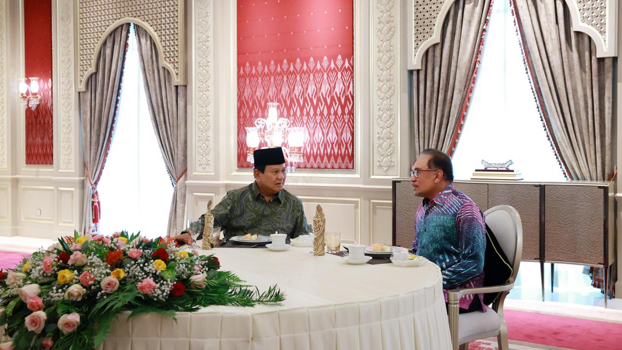 Menteri Pertahanan Republik Indonesia sekaligus Presiden terpilih 2024-2029, Prabowo Subianto, bertemu Perdana Menteri Malaysia, Dato Seri Anwar Ibrahim, di Malaysia, Sabtu (7/9/2024). (Foto: Tim Media Prabowo Subianto)