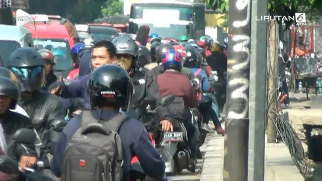 Puluhan pengendara motor memutar arah menghindari Razia yang dilakukan petugas Samsat dan Polisi. Dalam Razia ini polisi mendapati mobil mewah yang memalsukan tahun kendaraan