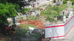 Pekerja beristirahat saat menyelesaikan proyek kereta api ringan atau LRT di kawasan Kuningan, Jakarta, Rabu (26/7). Koridor ini akan membentang dari Cawang hingga Dukuh Atas yang melewati sisi Jalan MT Haryono dan Rasuna Said. (Liputan6.com/Helmi Afandi)