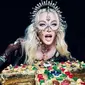 Desainer aksesori Tanah Air, Rinaldy Yunardi beberkan makna headpiece yang dipakai Madonna di momen perayaan ulang tahun ke-63. (Instagram/madonna).