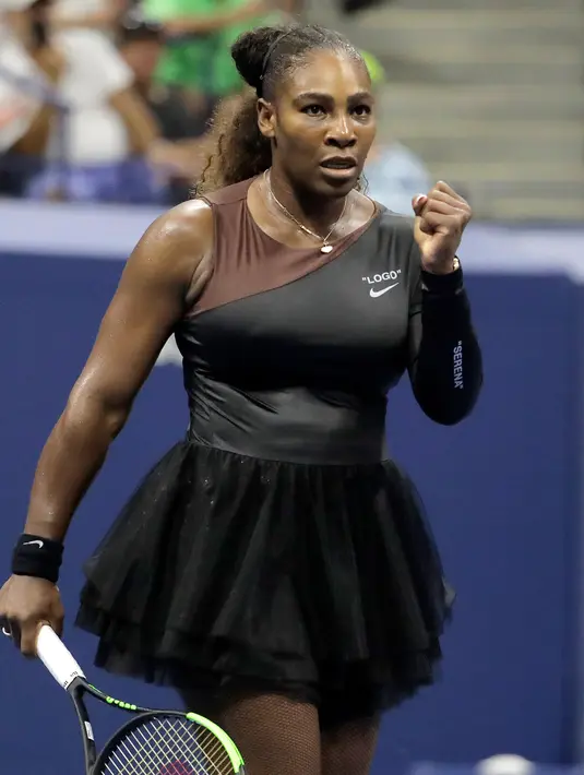 Ekspresi Serena Williams setelah berhasil meraih poin saat melawan Magda Linette selama putaran pertama turnamen tenis AS Terbuka di New York, Amerika Serikat, Senin (27/8). (AP Photo/Julio Cortez)