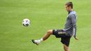 Pemain Timnas Jerman, Florian Neuhaus, saat mengikuti sesi latihan jelang berlaga di UEFA Nations League di Stuttgart, Jerman, Rabu (3/9/2020). Jerman akan berhadapan dengan Spanyol. (AFP/Thomas Kienzle)
