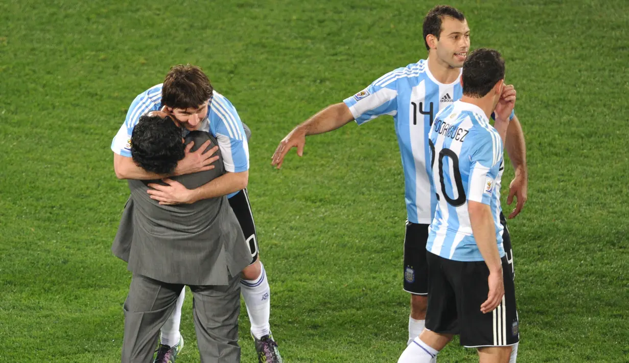 Striker Argentina, Lionel Messi, memeluk Diego Maradona, usai menaklukkan Nigeria dengan skor 1-0 pada laga Piala Dunia di Stadion Ellis Park, Afrika Selatan, (12/6/2010). (AFP/Roberto  Schmidt)