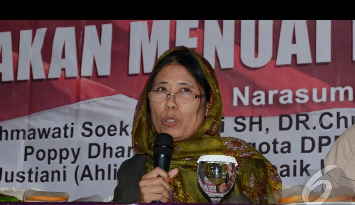 Mantan komisioner KPU Chusnul Mar'iyah saat diskusi di Taman Ismail Marzuki, Jakarta, Senin (18/8/2014) (Liputan6.com/Johan Tallo)