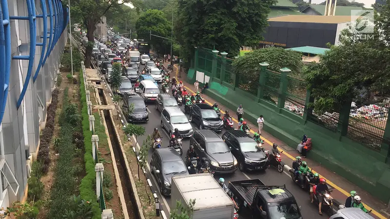 PKL dan Ojek Online Bikin Semrawut Stasiun Palmerah