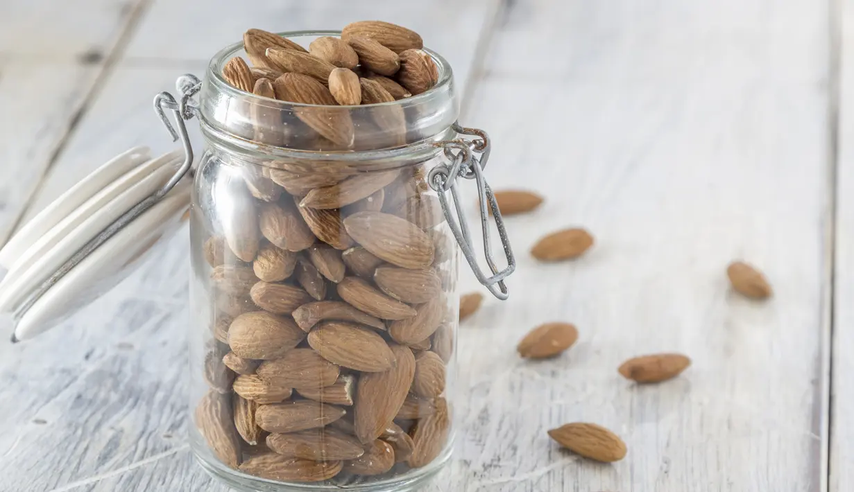 Ternyata lemak yang terkandung dalam kacang-kacangan justru dapat menurunkan berat badan lho. Hal ini karena kacang juga mengandung zat yang dapat membatasi penyerapan lemak oleh tubuh. (huffingtonpost.com)