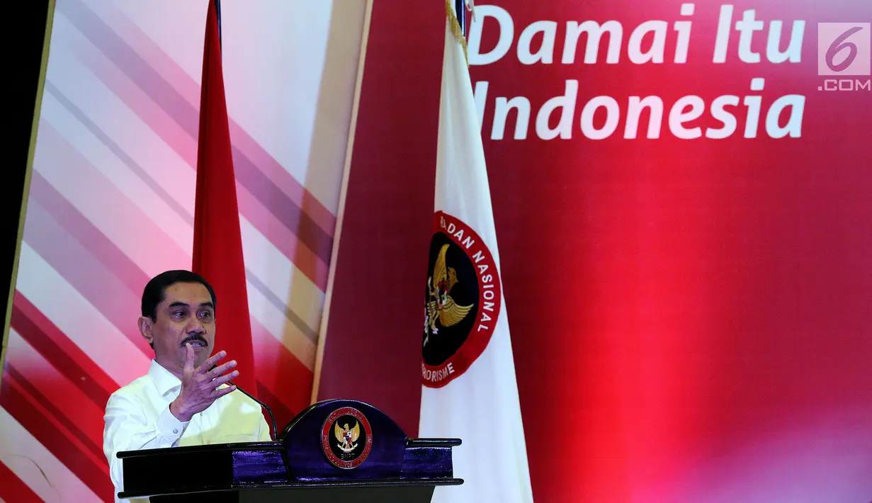 Kepala BNPT Komjen Pol Suhardi Alius memberi sambutan dalam silaturahmi mantan napi dengan korban terorisme di Jakarta, Rabu (28/2). Acara bertema 'Silaturahmi Kebangsaan Negara Kesatuan Republik Indonesia (Satukan NKRI)'. (Liputan6.com/JohanTallo)