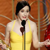 Rachel Brosnahan saat menerima penghargaan sebagai aktris terbaik dalam Serial televisi, Komedi atau Musikal untuk serial "The Marvelous Mrs. Maisel" selama 76th Golden Globe Awards di Beverly Hills, California (7/1). (Paul Drinkwater/NBC via AP)