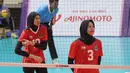 <p>Dua pemain tim bola voli putri Indonesia, Agustin Wulandari (kiri) dan Megawati Hangestri bersiap di depan net saat menghadapi Thailand pada laga Grup A cabor bola voli putri SEA Games 2023 di Olympic Complex Indoor Main Hall, Phnom Penh, Kamboja, Selasa (9/5/2023). Tim bola voli putri Indonesia kalah 0-3 (16-25, 16-25, 16-25). (Bola.com/Abdul Aziz)</p>
