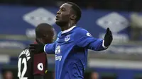 Selebrasi Romelu Lukaku usai membawa Everton unggul 1-0 atas Manchester City. (Peter Byrne/PA via AP)