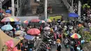 Pemandangan proyek pembangunan Skybridge Tanah Abang, Jakarta, Minggu (14/10). Skybridge Tanah Abang  memiliki panjang 386 meter dengan lebar 12,6 meter. (Merdeka.com/Iqbal Nugroho)