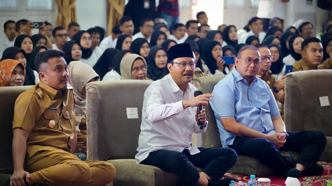 Mensos Saifullah Yusuf (Gus Ipul) saat dialog pilar-pilar sosial Kota Padang di kantor Gubernur Sumbar