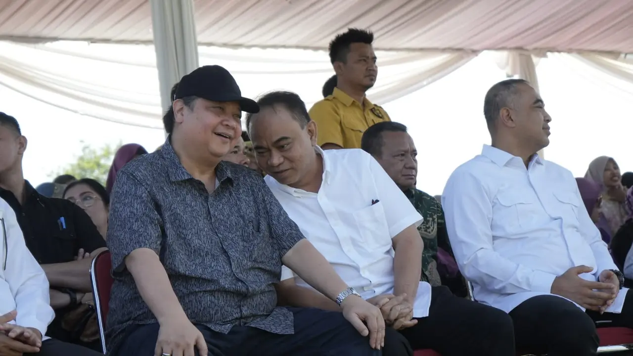 Ketua Umum Kelompok Relawan Pro Jokowi (Projo) Budi Arie Setiadi bersama Ketua Umum Partai Golkar Airlangga Hartarto (Istimewa)
