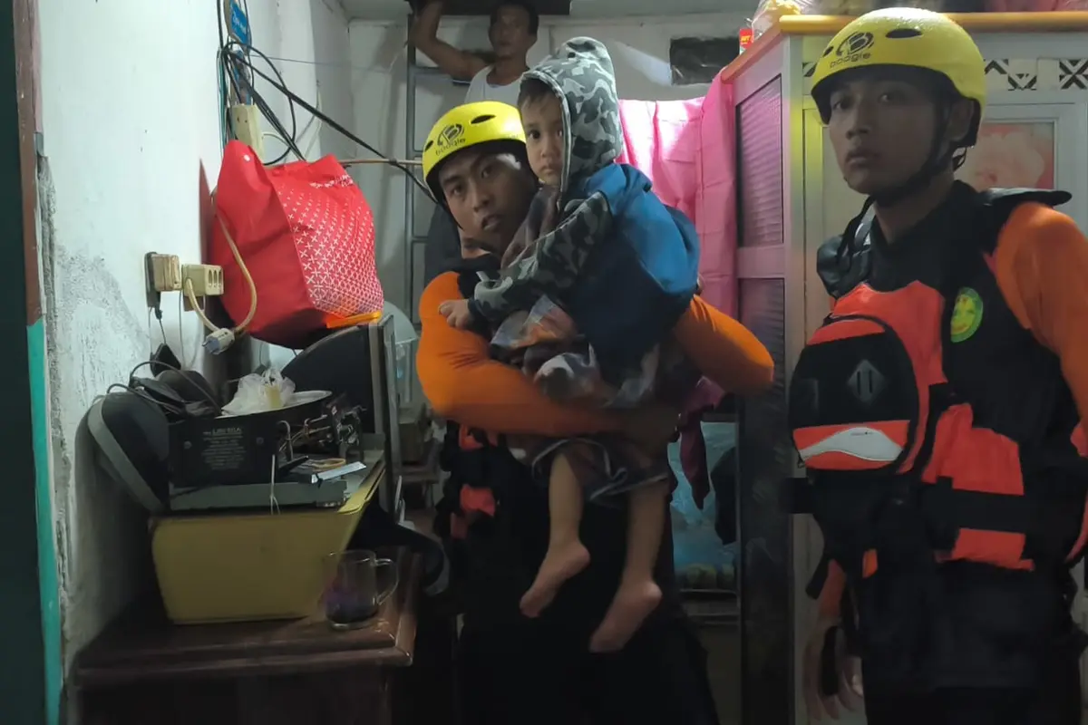 Tim SAR gabungan mengevakuasi 109 warga yang terdampak banjir di sejumlah wilayah Kota Bandar Lampung.