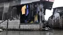 Warga beraktivitas saat banjir rob menggenangi permukiman Muara Angke, Jakarta, Selasa (22/1). Banjir air laut pasang atau Rob yang kembali melanda kawasan itu sejak 6 hari lalu membuat aktivitas warga sekitar terganggu. (Merdeka.com/Iqbal S. Nugroho)