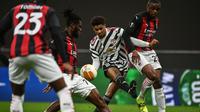 Striker Manchester United, Marcus Rashford (tengah) dijepit dua pemain AC Milan, Franck Kessie dan Pierre Kalulu dalam laga leg kedua babak 16 besar Liga Europa 2020/2021 di San Siro Stadium, Millan, Kamis (18/3/2021). Manchester United menang 1-0 atas AC Milan. (AFP/Marco Bertorello)