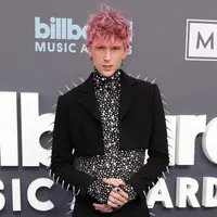 Machine Gun Kelly memang selalu tampil nyentrik dengan gaya khasnya, namun kali ini yang jadi bintang adalah nail art senilai 30 ribu Dolar AS atau sekitar Rp440 juta. (Foto: Instagram @machinegunkelly)