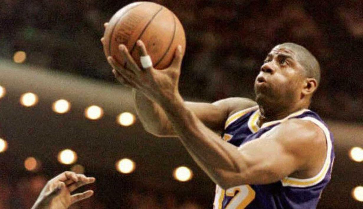 Magic Johnson merupakan salah satu point guard terbaik dalam sejarah NBA. Terbukti dirinya pernah meraih tiga kali MVP reguler, tiga kali MVP final, dan dua kali MVP All Star. Selain itu, ia juga pernah antarkan Los Angeles Lakers raih lima kali gelar juara. (Foto: Getty Images via AFP/Tony Ranze)