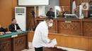Kuat Maruf bersiap mengikuti sidang lanjutan dengan agenda pembacaan nota pembelaan atau Pleidoi di Pengadilan Negeri Jakarta Selatan, Jakarta, Selasa (24/1/2023). "Jujur saya bingung harus mulai dari mana, karena saya tidak paham dan tidak mengerti atas dakwaan JPU kepada saya yang dituduh ikut perencanaan pembunuhan Nofriansyah Yosua Hutabarat," kata Kuat di persidangan. (Liputan6.com/Faizal Fanani)