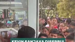 Kevin Sanjaya menjadi pusat perhatian saat diserbu para pebulu tangkis cilik. Mereka rela mengantre demi mendapatkan tanda tangan dari mantan pebulu tangkis nomor satu dunia tersebut.