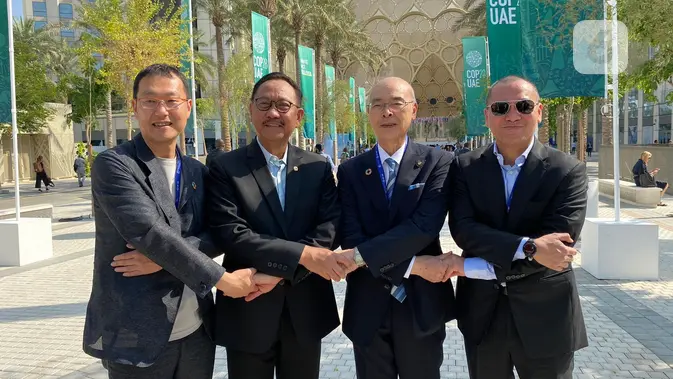<p>Kepala Otorita Ibu Kota Nusantara (OIKN) Bambang Susantono melakukan ASEAN Wave bersama delegasi dari Jepang, Sabtu, 2 Desember 2023 di Dubai Expo City (Liputan6.com/Teddy Tri Setio Berty).</p>