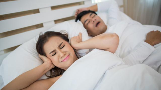 Ilustrasi ngorok atau mendengkur saat tidur (Foto: freepik/katemangostar)