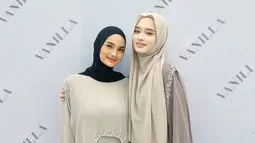 Hadiri kajian, Faby Marcelia foto bareng Inara Rusli. Beberapa netizen salah fokus dan ungkap jika paras keduanya mirip. Faby unggah foto tersebut di Instagramnya, Inara Rusli berkomentar dan mendoakan bintang sinetron Dunia Terbalik itu bisa istikamah berhijab. Netizen lainnya yang terkesima dengan penampilan Faby Marcelia juga mendoakannya berhijab. (Liputan6.com/IG/@fabymarcelia)