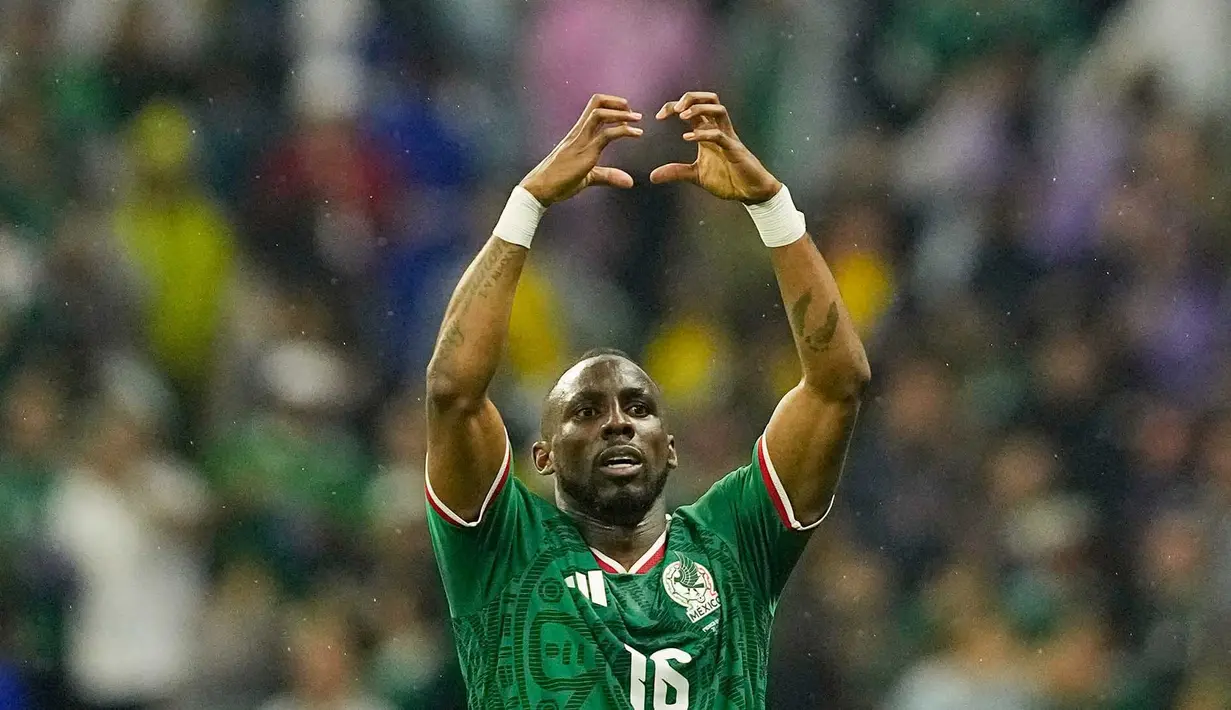Pemain Meksiko Julian Quinones melakukan selebrasi usai mencetak gol pertama timnya selama pertandingan sepak bola babak 32 Piala Dunia antara Meksiko dan Ekuador di Mexico City, Selasa, (30/06/2026). (AP Photo/Natacha Pisarenko)