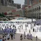 Ribuan umat muslim yang sedang menunaikan ibadah haji berjalan melintasi crane yang roboh di Masjidil  Haram, Mekah,  Arab Saudi (9/12/2015). Sebanyak 107 calon jemaah haji meninggal dunia akibat crane jatuh karena cuaca buruk. (REUTERS/Mohamed Al Hwaity)