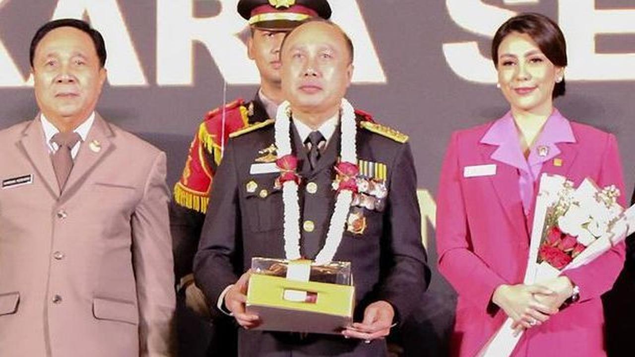 Tidak datang sendiri, Agung Budi Maryoto terlihat datang bersama sang istri tercinta yaitu Winny Charita.<br>
