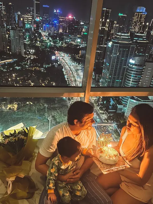 Bintang sinetron itu memberikan kejutan ulang tahun untuk istri tercinta yang genap 35 tahun pada Januari 2023 lalu. [Instagram/andrewandika]