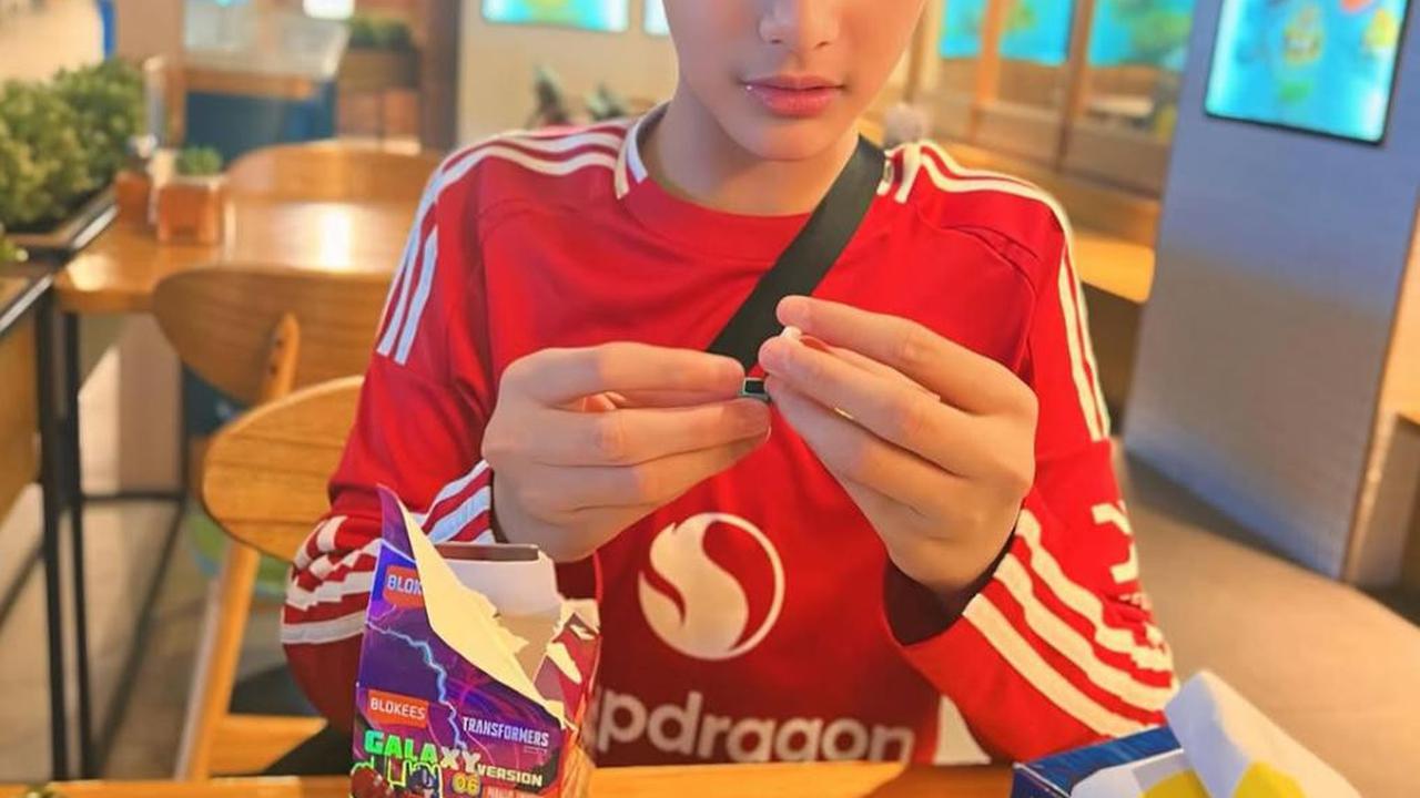 5 Potret Sonny Septian dan Faaz Habiskan Quality Time bersama dengan Jersey Serasi
