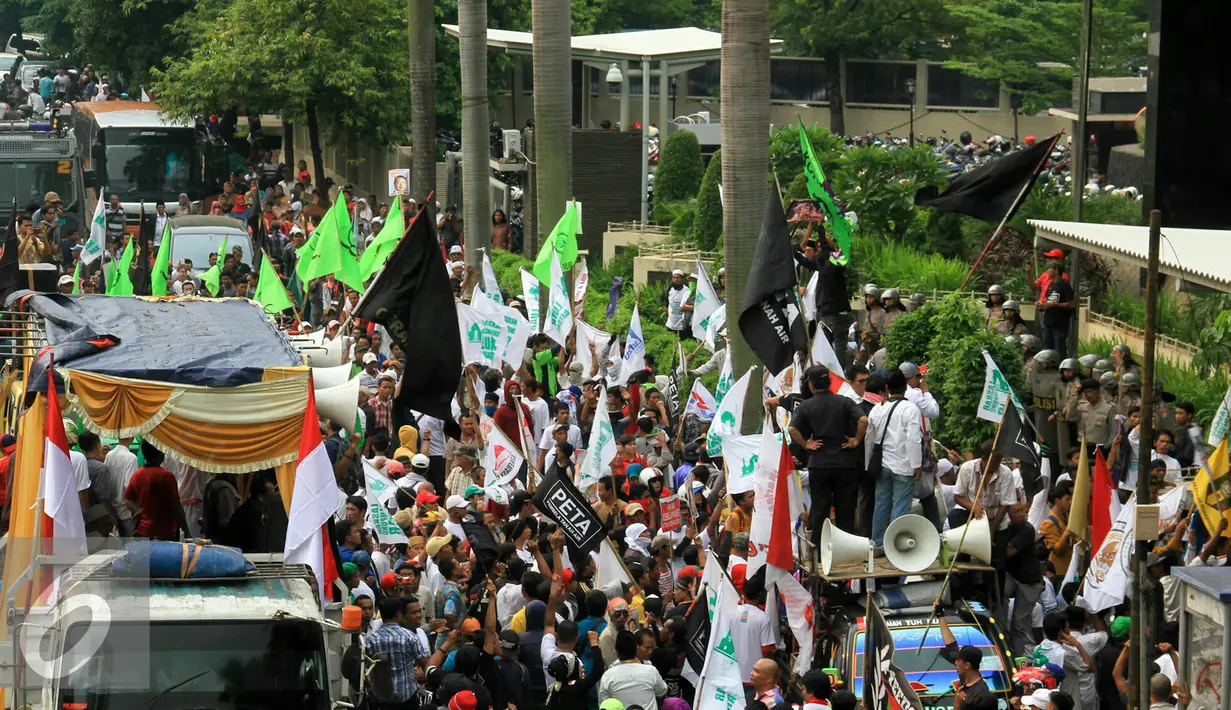 Aksi demontrasi menuntut KPK segera mengusut Ahok menyebabkan macet di depan Gedung KPK, Jakarta, Jumat (20/5). Aksi ini tiba-tiba menjadi ricuh dan massa melempari gedung KPK dengan batu. (Liputan6.com/Yoppy Renato)
