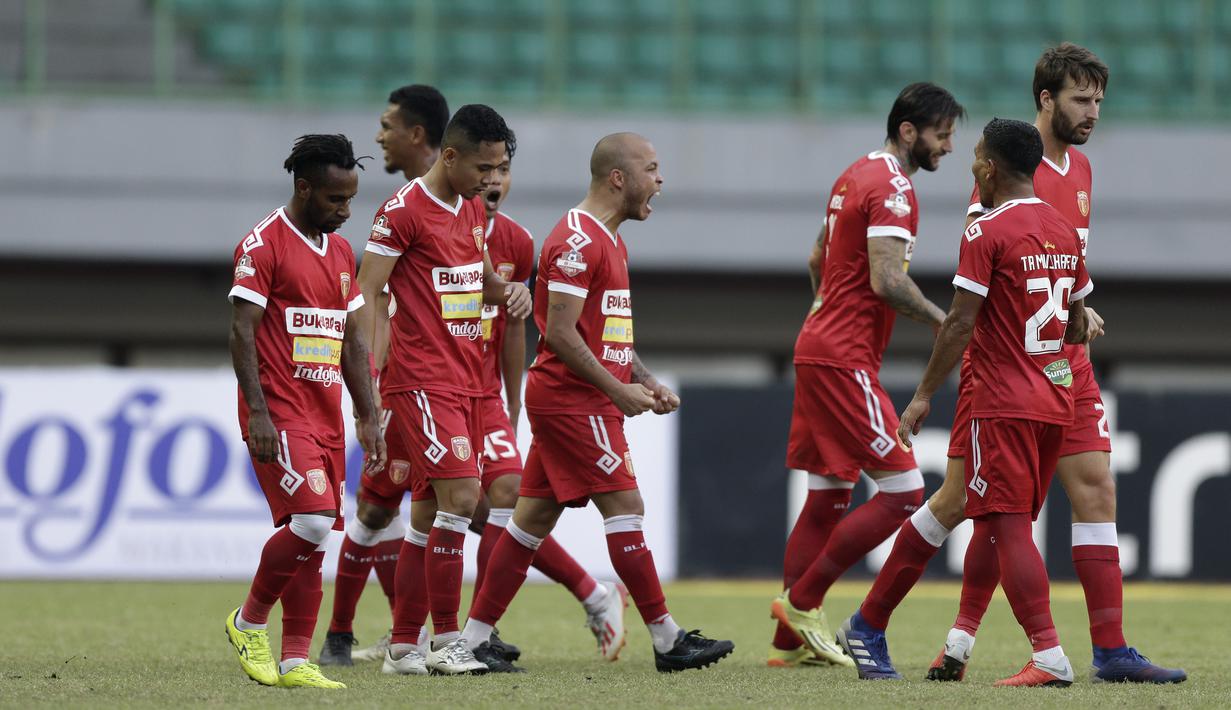 Gelandang Perseru Badak Lampung, Marcus Cunha, merayakan gol yang dicetaknya ke gawang Persela Lamongan pada laga Shopee Liga 1 di Stadion Patriot Chandrabhaga, Bekasi, Rabu (11/9). Perseru bermain imbang 1-1 atas Persela. (Bola.com/Yoppy Renato)