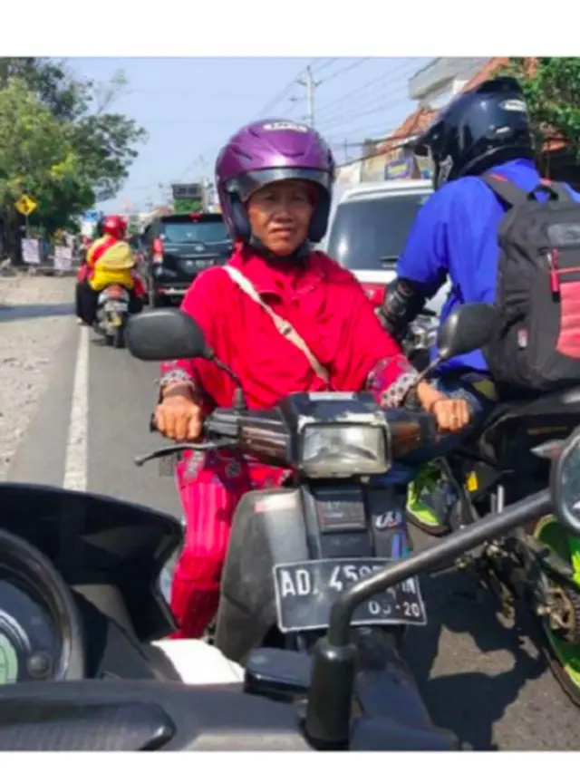 9 Momen Santai Emak-Emak Saat di Jalan, Lucu tapi Bikin Geregetan