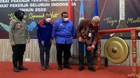 Ganjar Pranowo membuka Rapat Kerja Nasional Federasi Serikat Pekerja Tekstil, Sandang, dan Kulit Serikat Pekerja Seluruh Indonesia (FSP TSK SPSl) di Semarang, Jawa Tengah, Selasa (8/3).