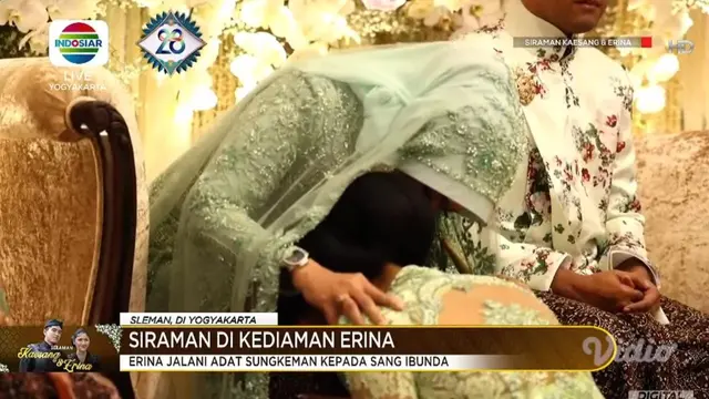 Erina Gudono sungkem dengan ibu sambil menangis