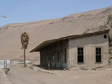 Stasiun kereta api yang terlantar di Pisagua, Humberstone, Chile. di Gurun Atacama ini pernah menjadi tempat tinggal bagi 3.500 jiwa dan menjadi Pusat pertambangan nitrat. (REUTERS/Wikimedia Commons)
