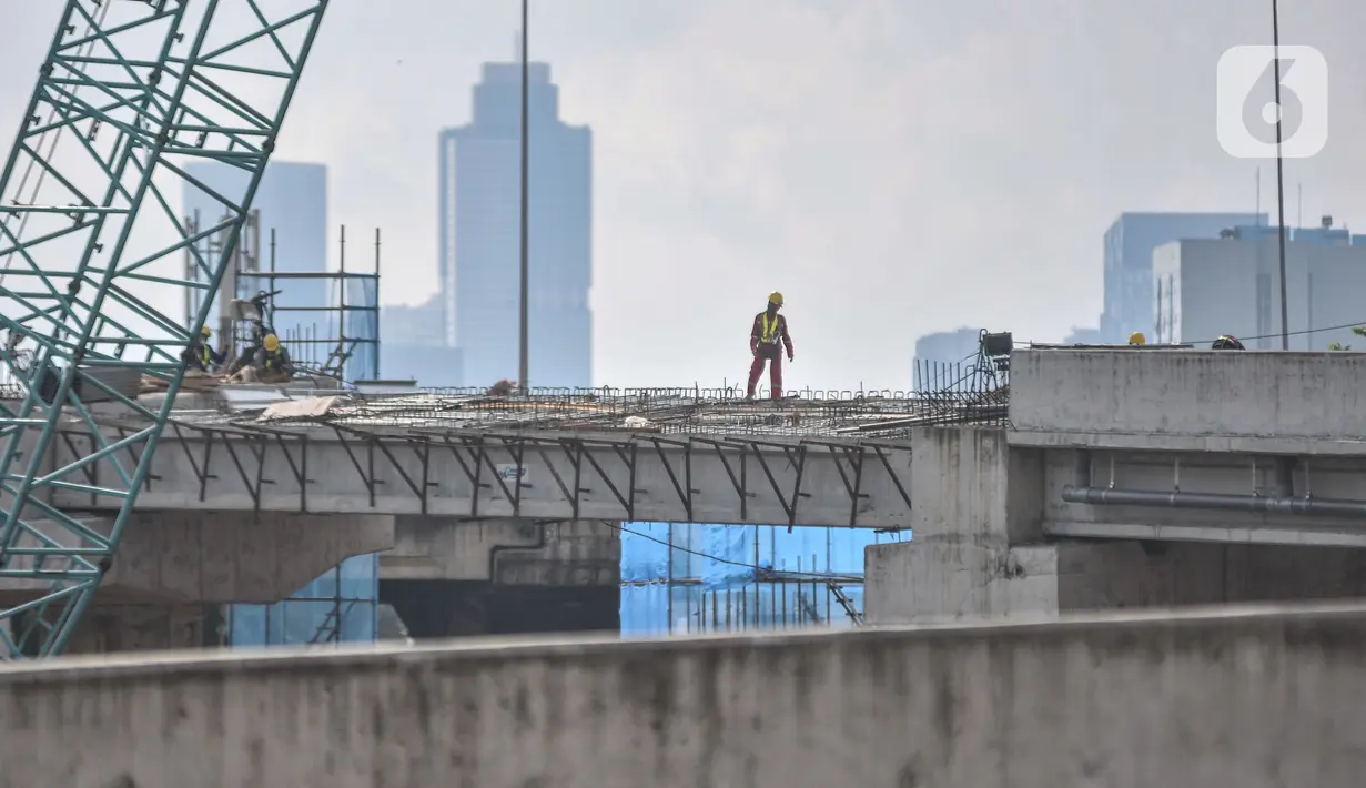 Pekerja menyelesaikan proyek pembangunan Jalan Tol Bekasi-Cawang-Kampung Melayu (Becakayu) Seksi 1, D.I Panjaitan, Jakarta, Kamis (18/11/2021). BPJT mendata hingga akhir kuartal III/2021 perkembangan pembangunan Tol Becakayu Seksi 1 saat ini mencapai 95,54 persen. (merdeka.com/Iqbal S Nugroho)