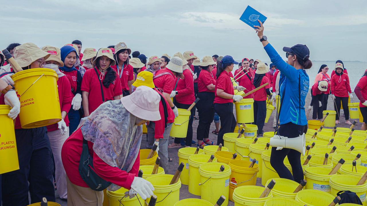 Aksi bersih-bersih Pantai Tanjung Pasir