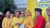 Partai Golkar resmi memberikan surat rekomendasi kepada Airin Rachmi Diany dan Ade Sumardi untuk maju Pemilihan Gubernur (Pilgub) Banten 2024. Ketua Umum Partai Golkar Bahlil Lahadalia menyerahkan surat rekomendasi kepada Airin-Ade di Kantor DPP Partai Golkar Jakarta, Selasa (27/8/2024). (Liputan6.com/Lizsa Egaham)