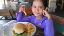  Angeline saat berada di sebuah restoran. (Facebook/Find Angeline - Bali's Missing Child)