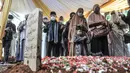 Ustaz Yusuf Mansur memimpin doa saat pemakaman Ustaz Maaher 
di Pondok Pesantren Daarul Quran, Cipondoh, Tangerang, Banten, Selasa (9/2/2021). (merdeka.com/Iqbal S. Nugroho)