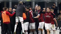 Para pemain AC Milan merayakan gol yang dicetak Gonzalo Higuain ke gawang SPAL pada laga Serie A di Stadion San Siro, Milan, Sabtu (29/12). Milan menang 2-1 atas SPAL. (AP/Antonio Calanni)