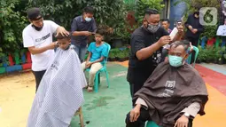 Suasana saat sejumlah remaja mengikuti pelatihan cukur rambut di Tangerang, Banten, Rabu (18/11/2020). Pelatihan tersebut merupakan program Kampung Sejahtera Mandiri yang difasilitasi Dinas Sosial Kota Tangerang. (Liputan6.com/Angga Yuniar)