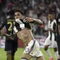 Bek sayap Juventus Dani Alves merayakan gol ke gawang AS Monaco pada leg kedua semifinal Liga Champions di Juventus Stadium, Rabu (10/5/2017) dinihari WIB. (AP Photo/Luca Bruno)