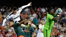 Kiper Ajax Amsterdam, Andre Onana menghalau bola yang mengarah ke pemain Valencia, Rodrigo Moreno (tengah pada laga lanjutan Grup H Liga Champions 2019/2020 di Mestalla Stadium, Valencia, 2 Oktober 2019. (AFP/Javier Soriano)